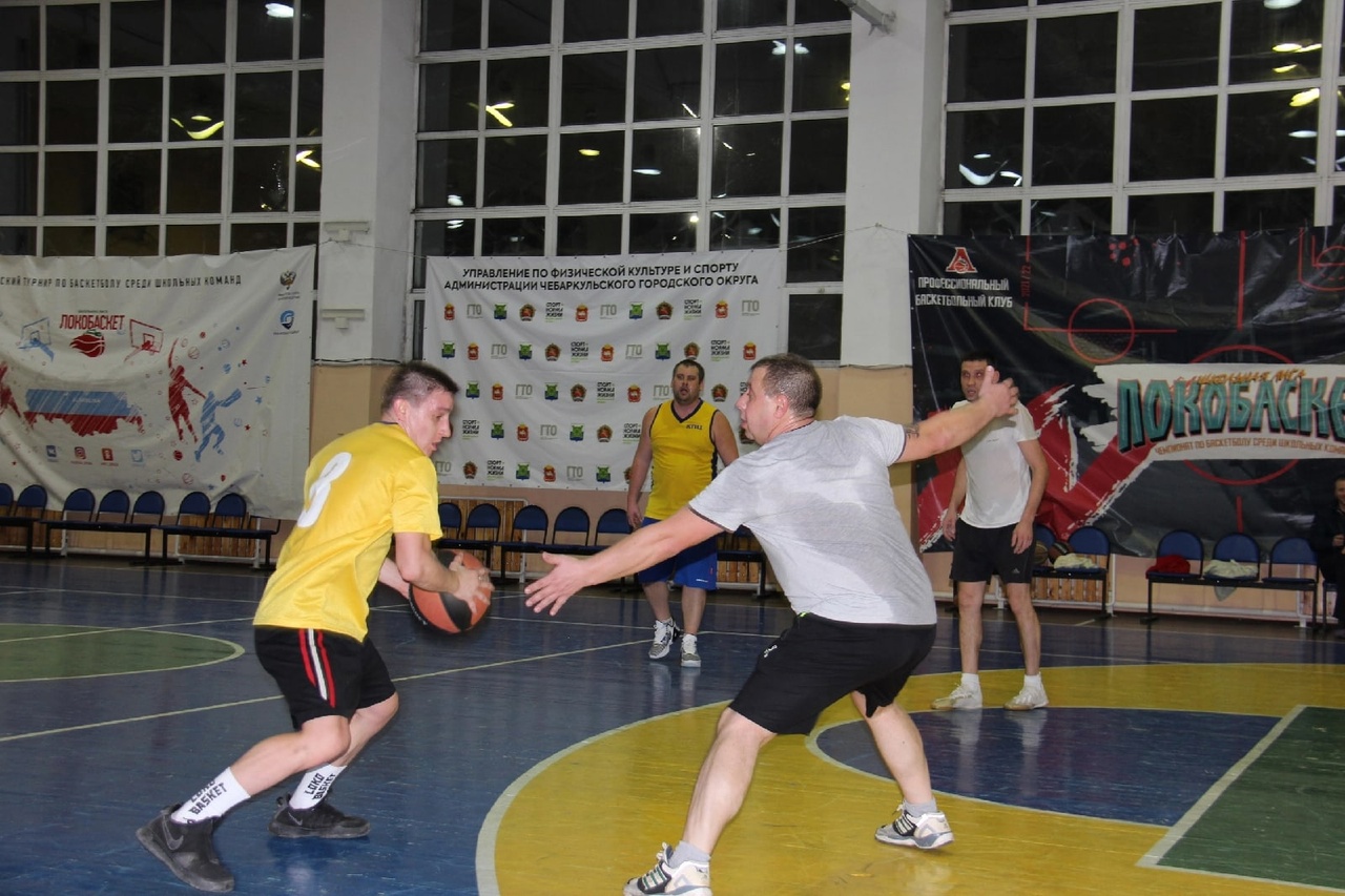 Работники «Уральской кузницы» проверили навыки игры в стритбол