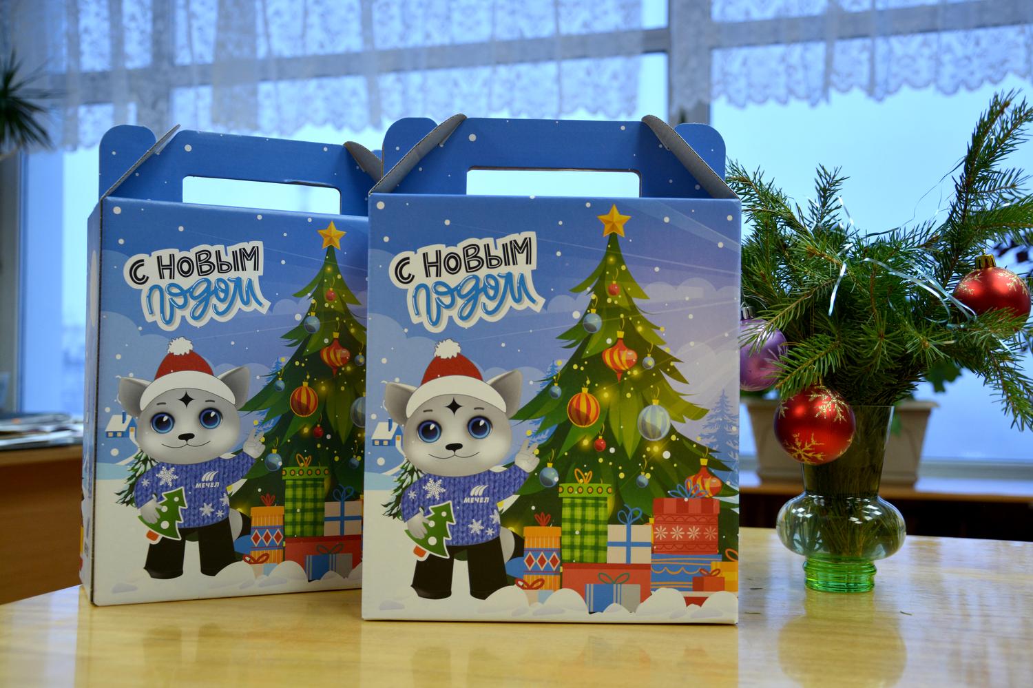 Завод «Ижсталь» дарит новогодние подарки детям