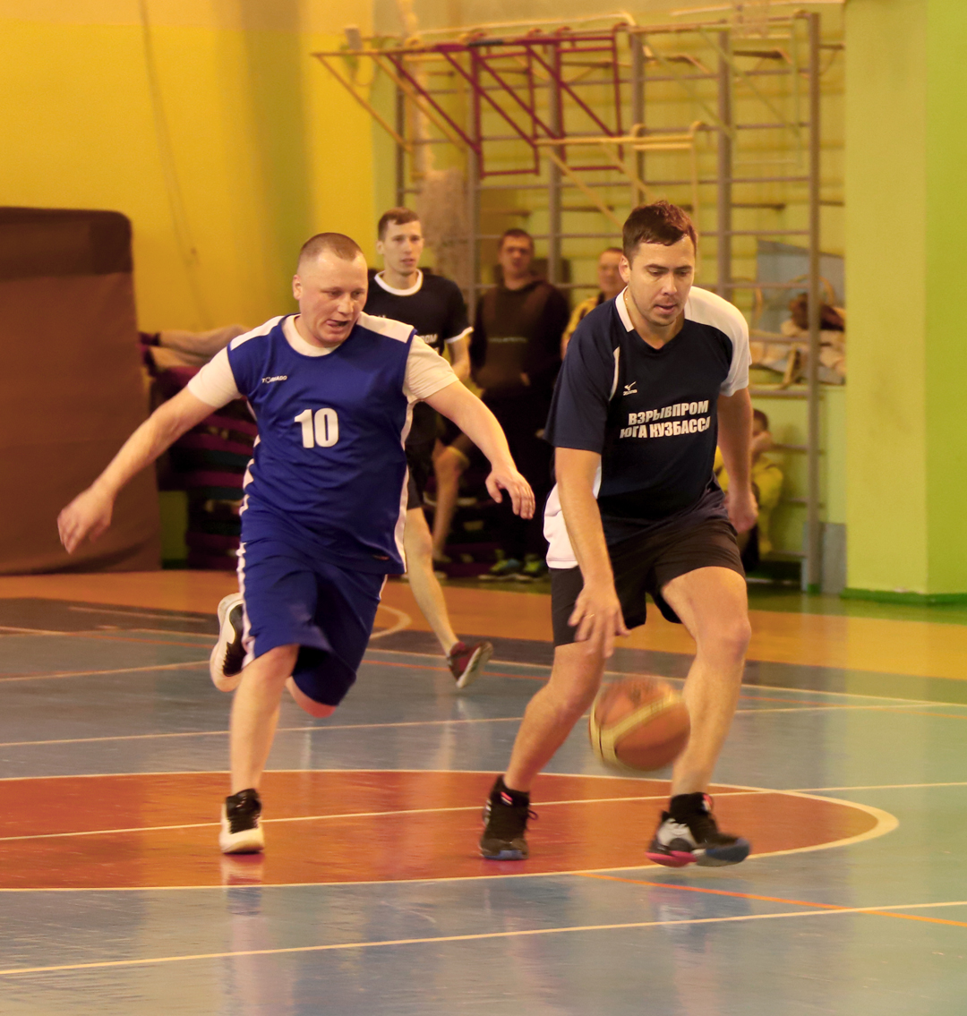 «Южный Кузбасс» играет в баскетбол