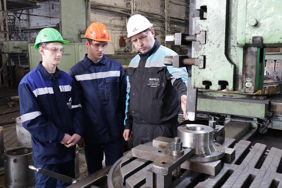 На БМК проходит практика студентов-токарей