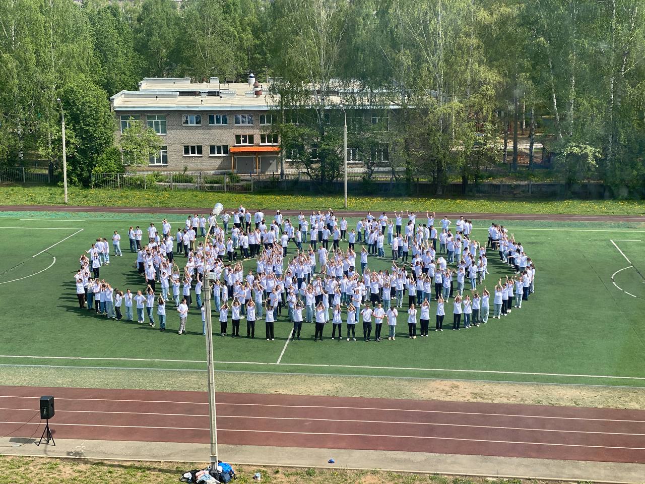 Ученики подшефных школ «Ижстали» поздравили «Мечел» с 20-летием массовым флешмобом