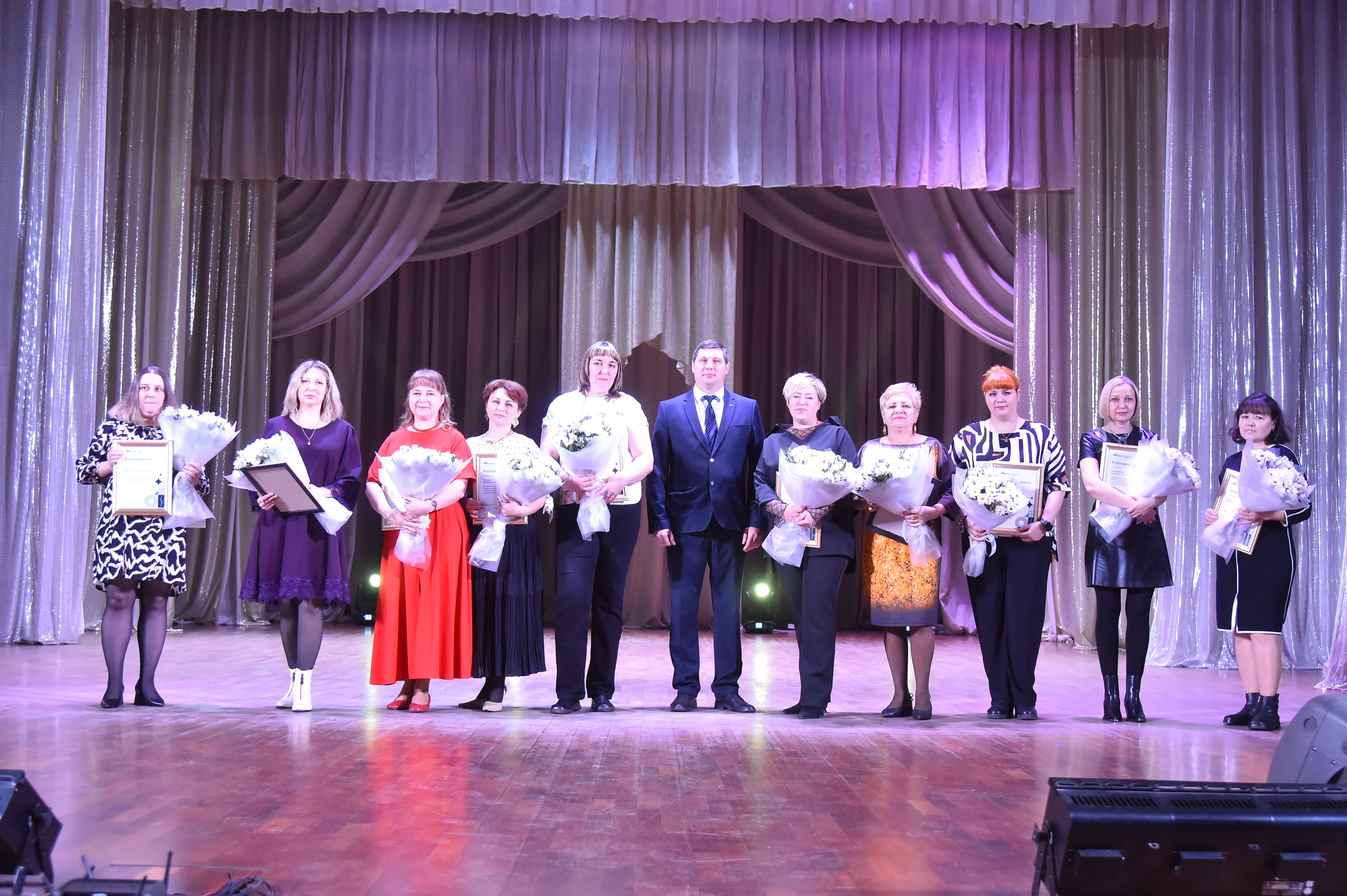 ЧМК поздравил сотрудниц с Днем матери