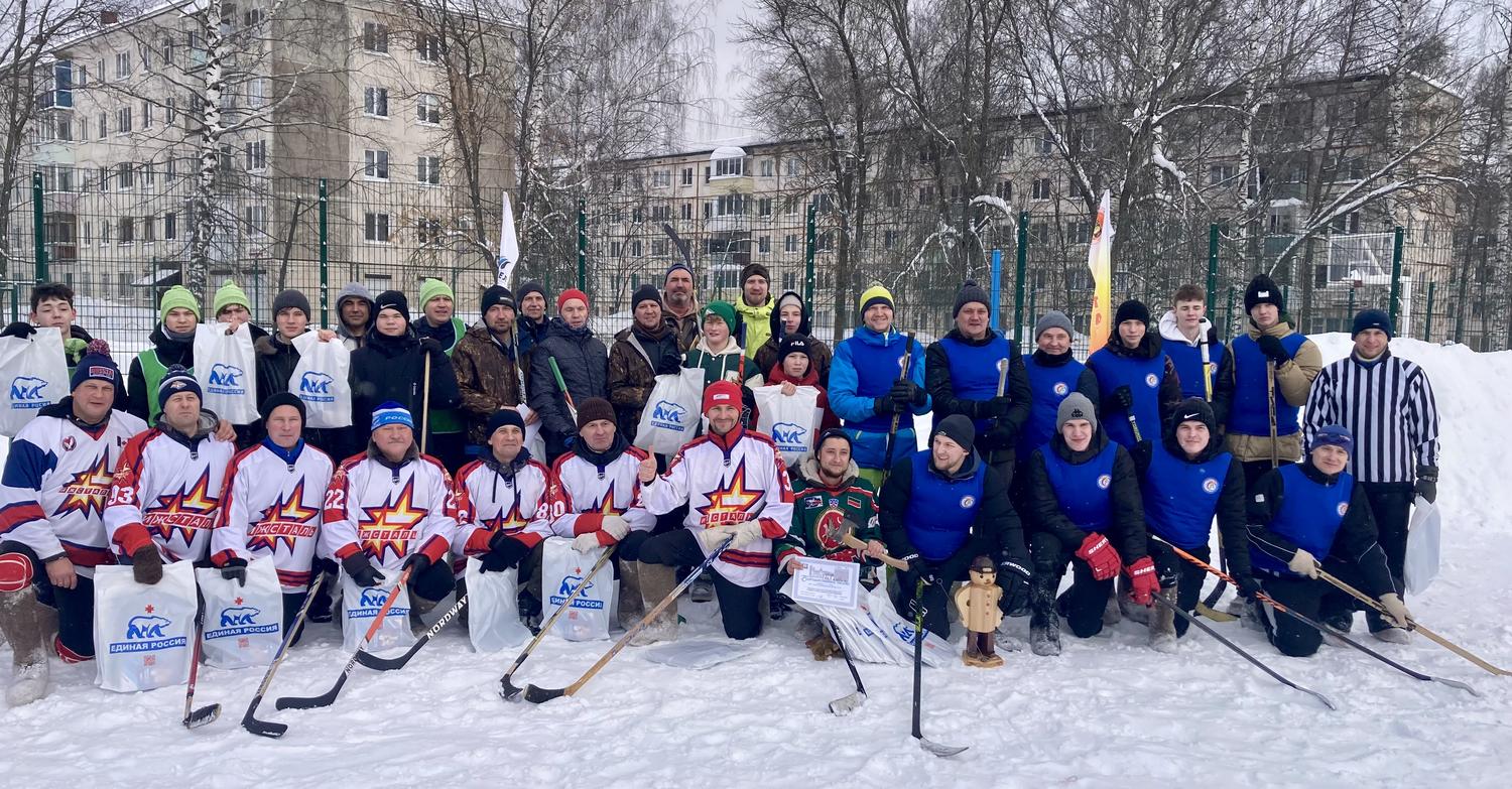 Завод «Ижсталь» провел турнир по хоккею на валенках среди подшефных школ