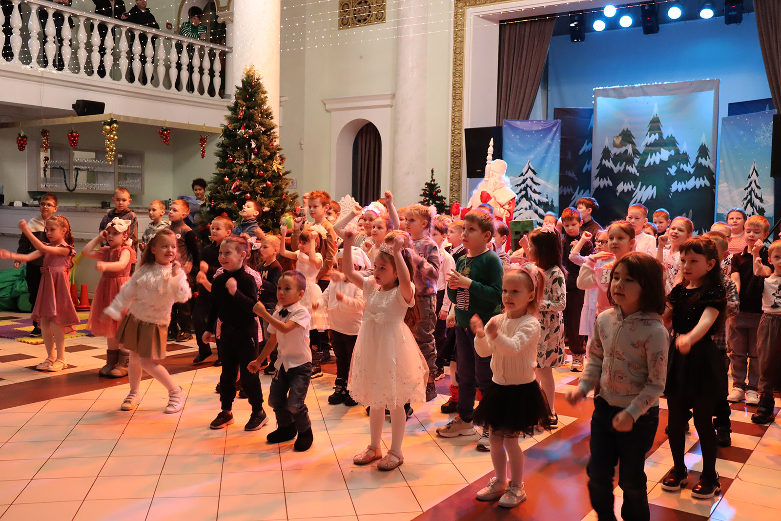 БМК дарит новогодние подарки детям работников