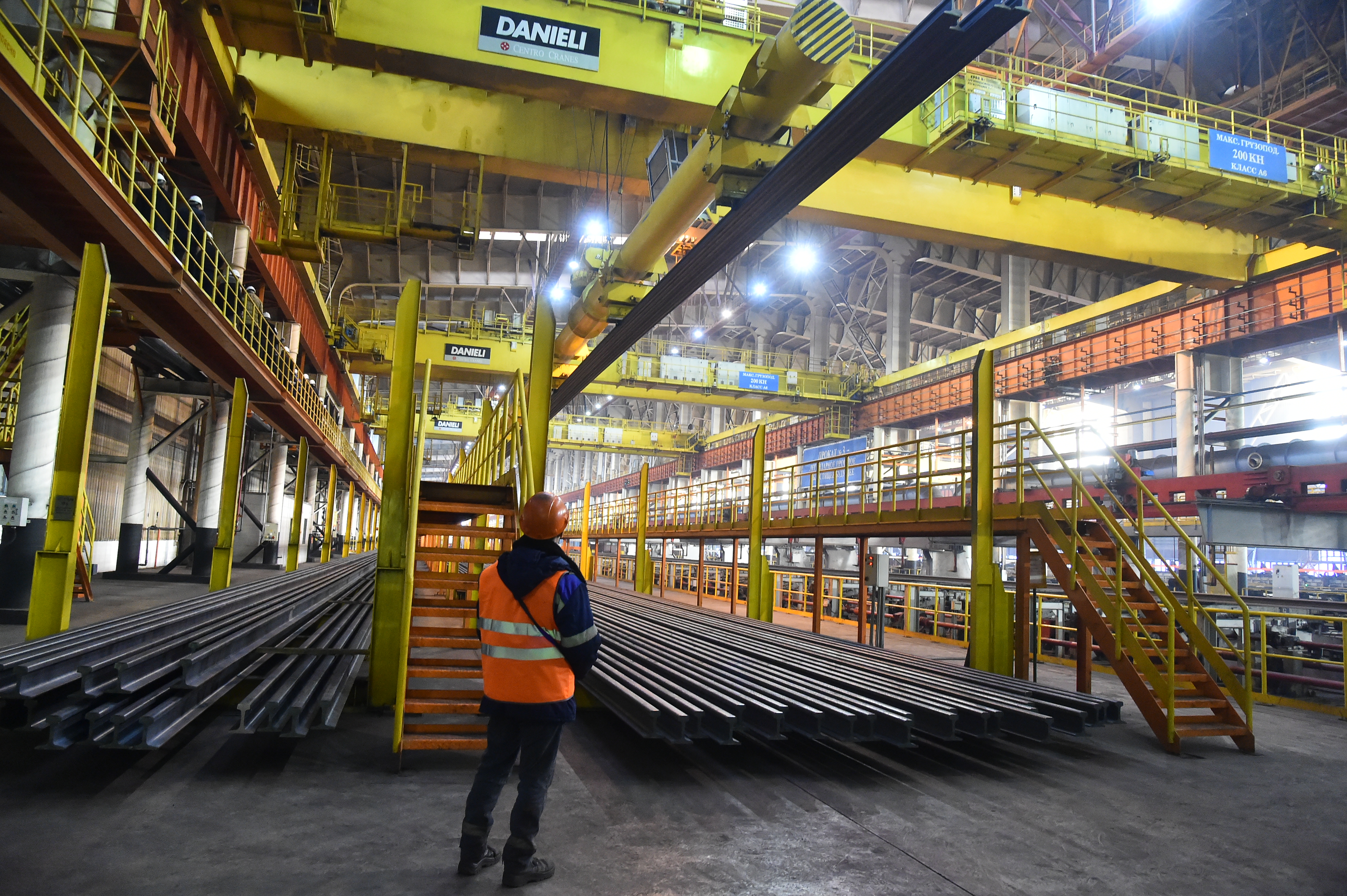 ЧМК произвел 6 миллионов тонн проката на универсальном рельсобалочном стане