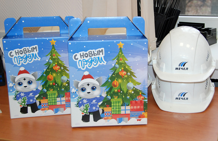 Завод «Москокс» подарил новогодние подарки детям сотрудников