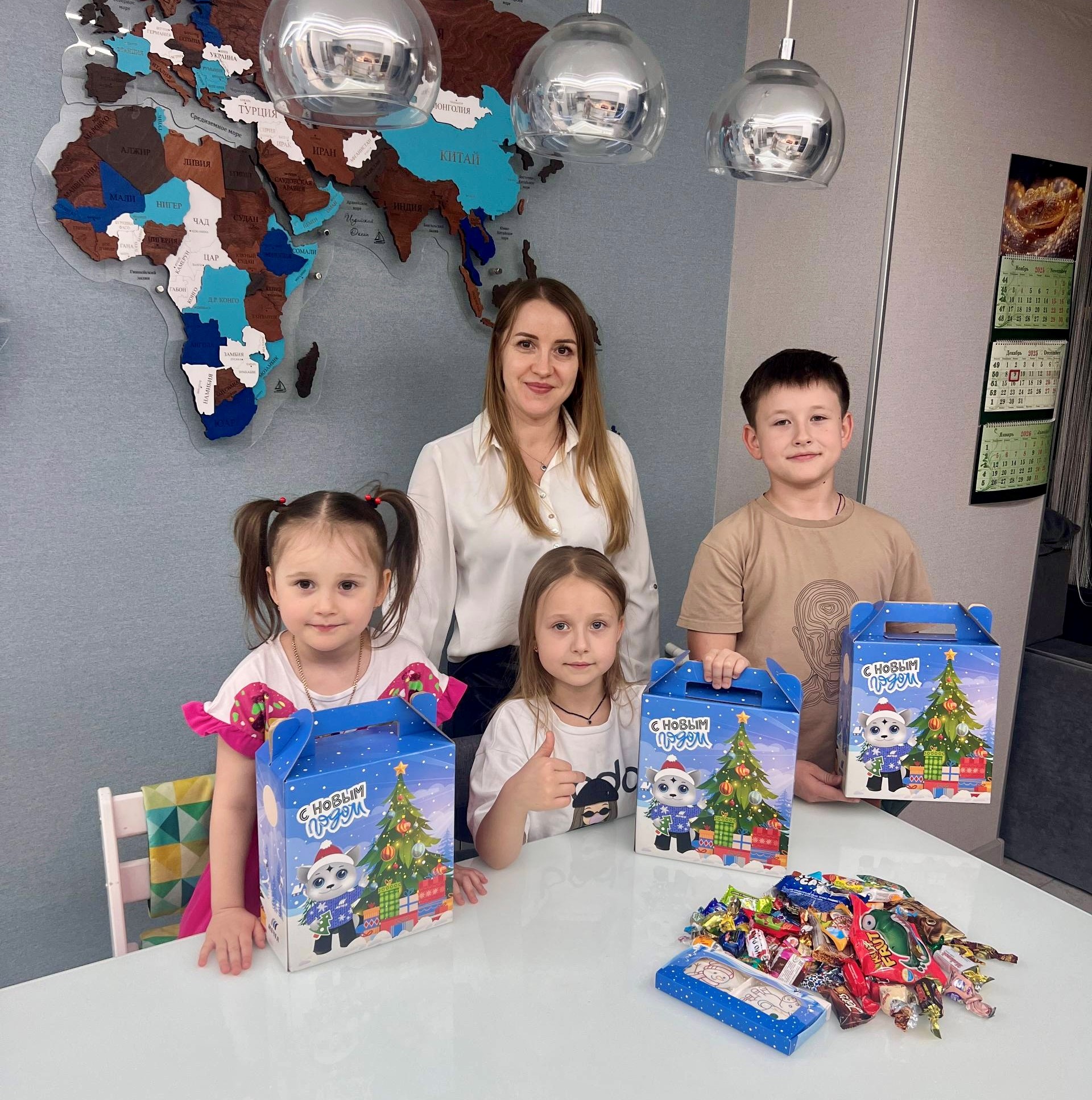 Гурьевский филиал ПАО «ЧМК» дарит новогодние подарки детям сотрудников