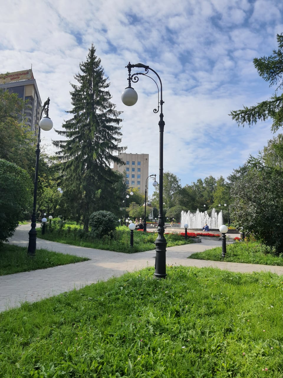 Каслинский завод отлил фонари для сквера у Театра оперы и балета Екатеринбурга