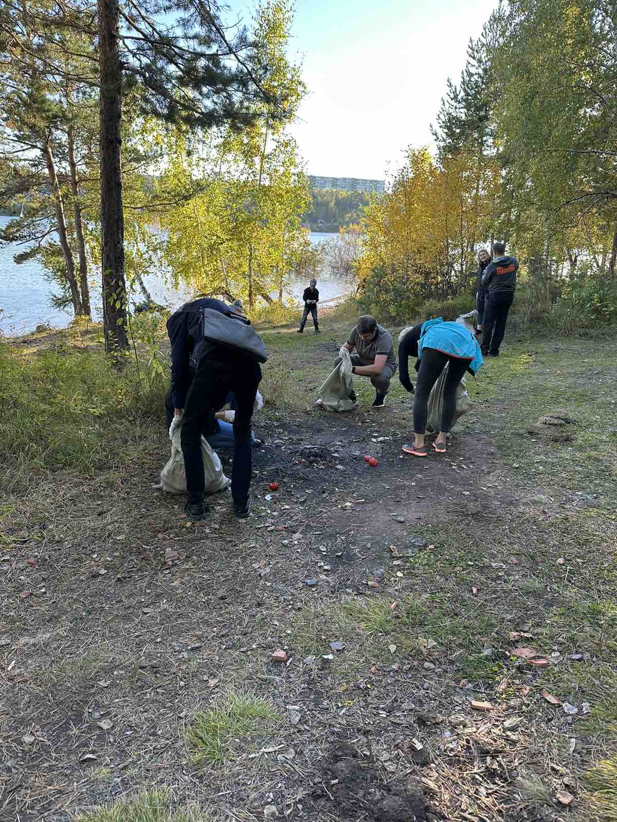 Работники БЗФ помогли очистить берега водохранилища